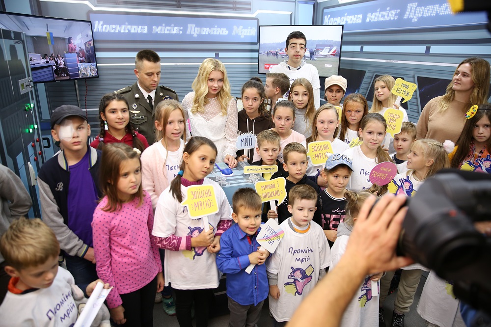 Сенічкін, Хамайко, Лобода, Сараула, Гріцфельдт першими побачили, як у Всесвіт полетіли дитячі малюнки